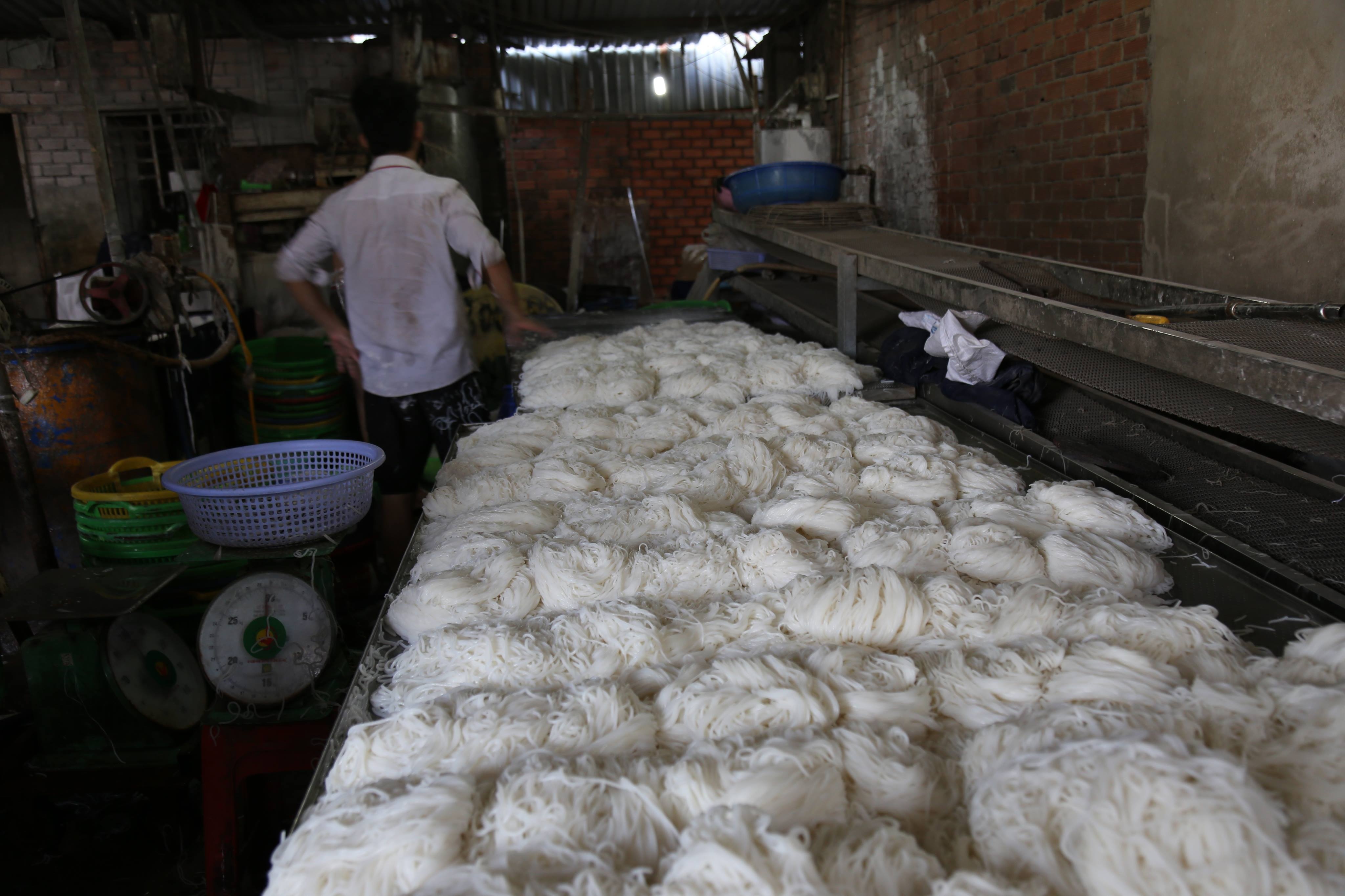 Canh sat phat hien hon 2 tan bun ban o TP.HCM hinh anh