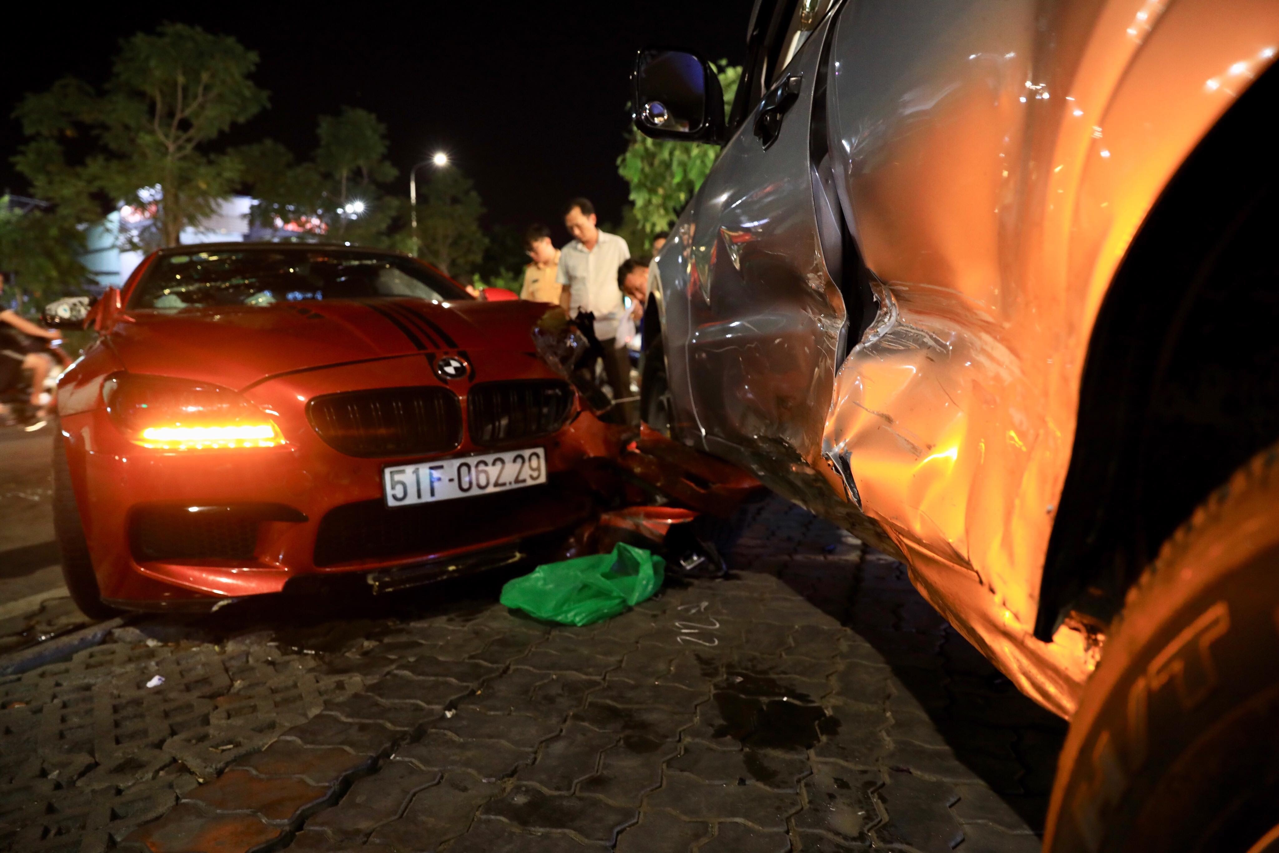 BMW phong qua dai phan cach, tong xe may va oto o Sai Gon hinh anh