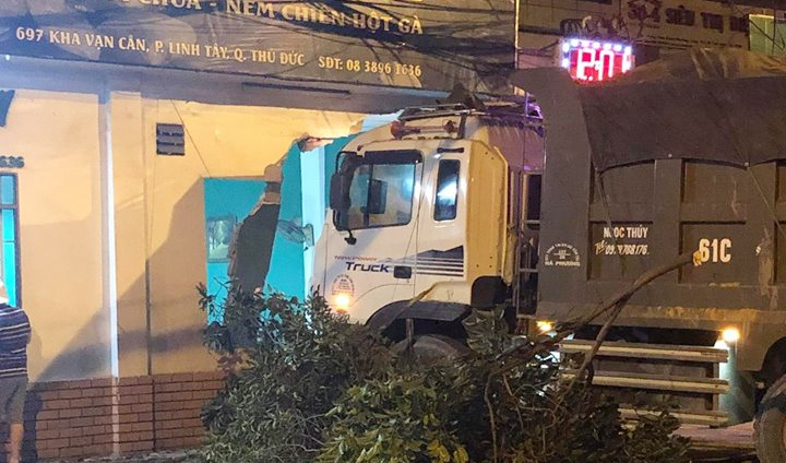 Xe tai dam vao nha dan luc 2h sang o Sai Gon hinh anh