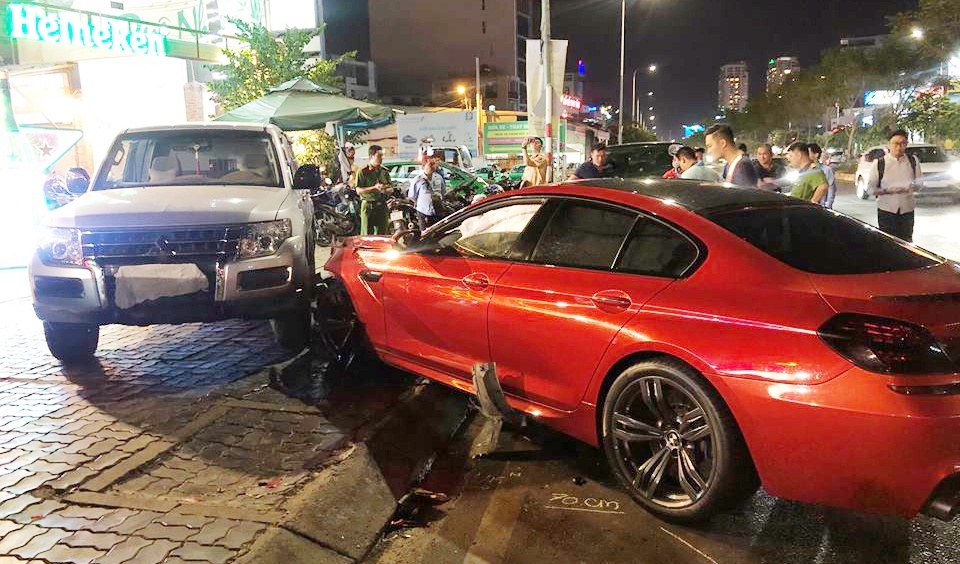 9X lai BMW khai xe bi mat lai, gay tai nan lien hoan o Sai Gon hinh anh