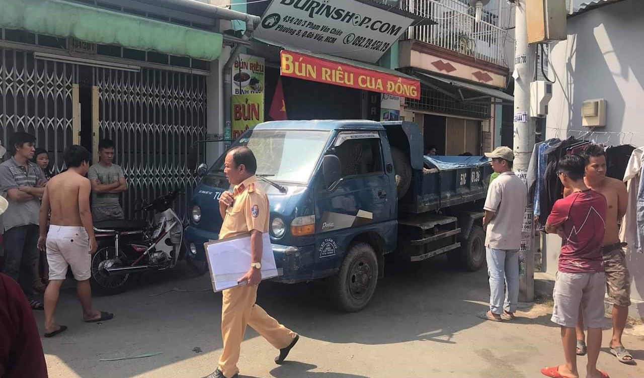 Be gai 2 tuoi bi xe ben chay lui can tu vong o Sai Gon hinh anh