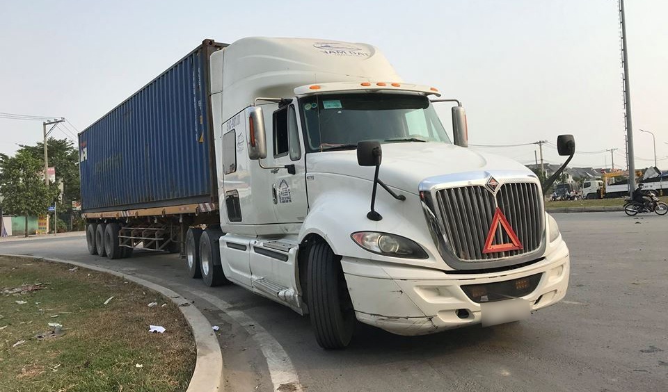 Dan duoi theo xe container tong chet nguoi roi bo chay hinh anh