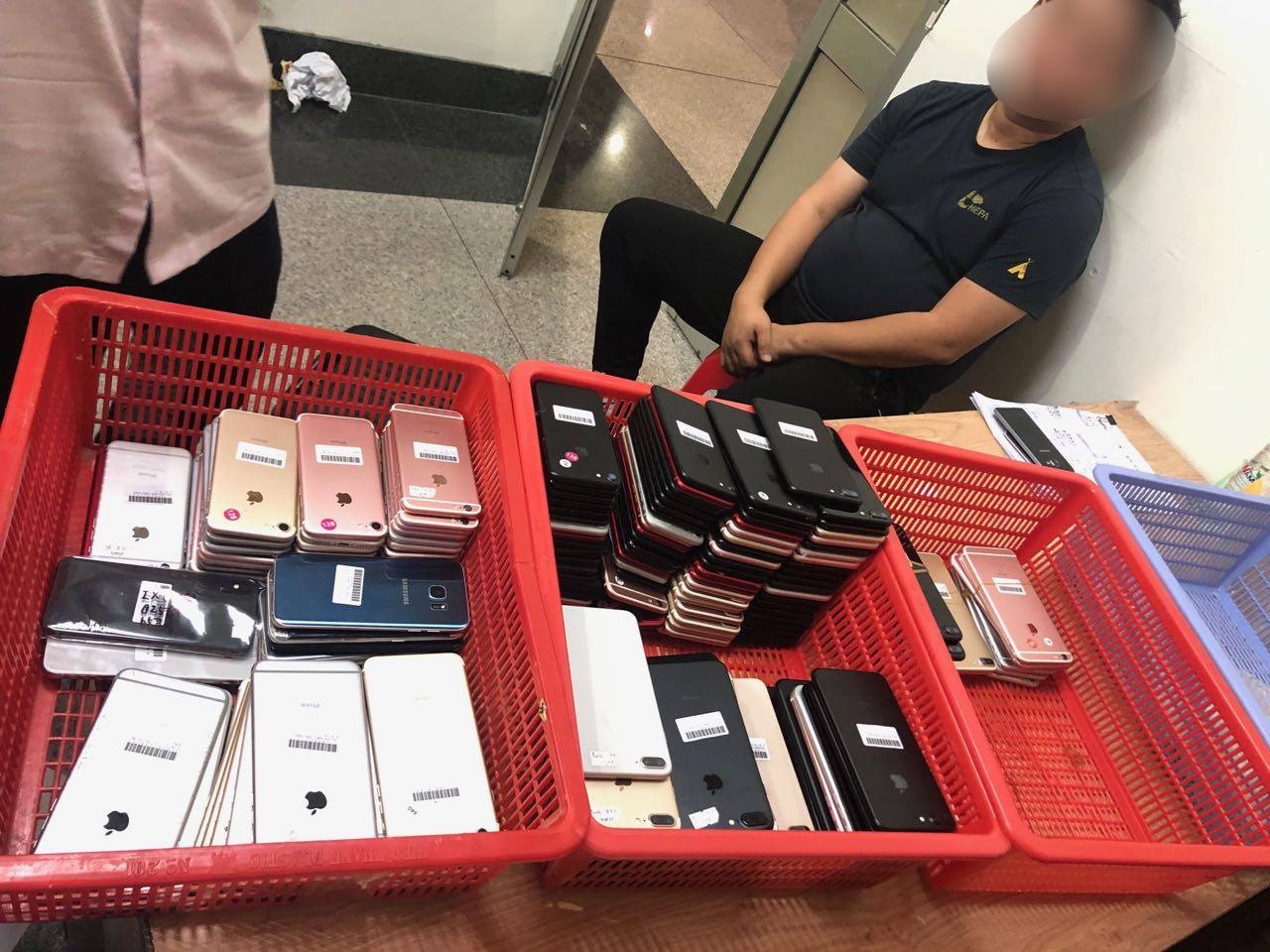 Bat du khach Han Quoc mang 200 chiec dien thoai sang Viet Nam hinh anh