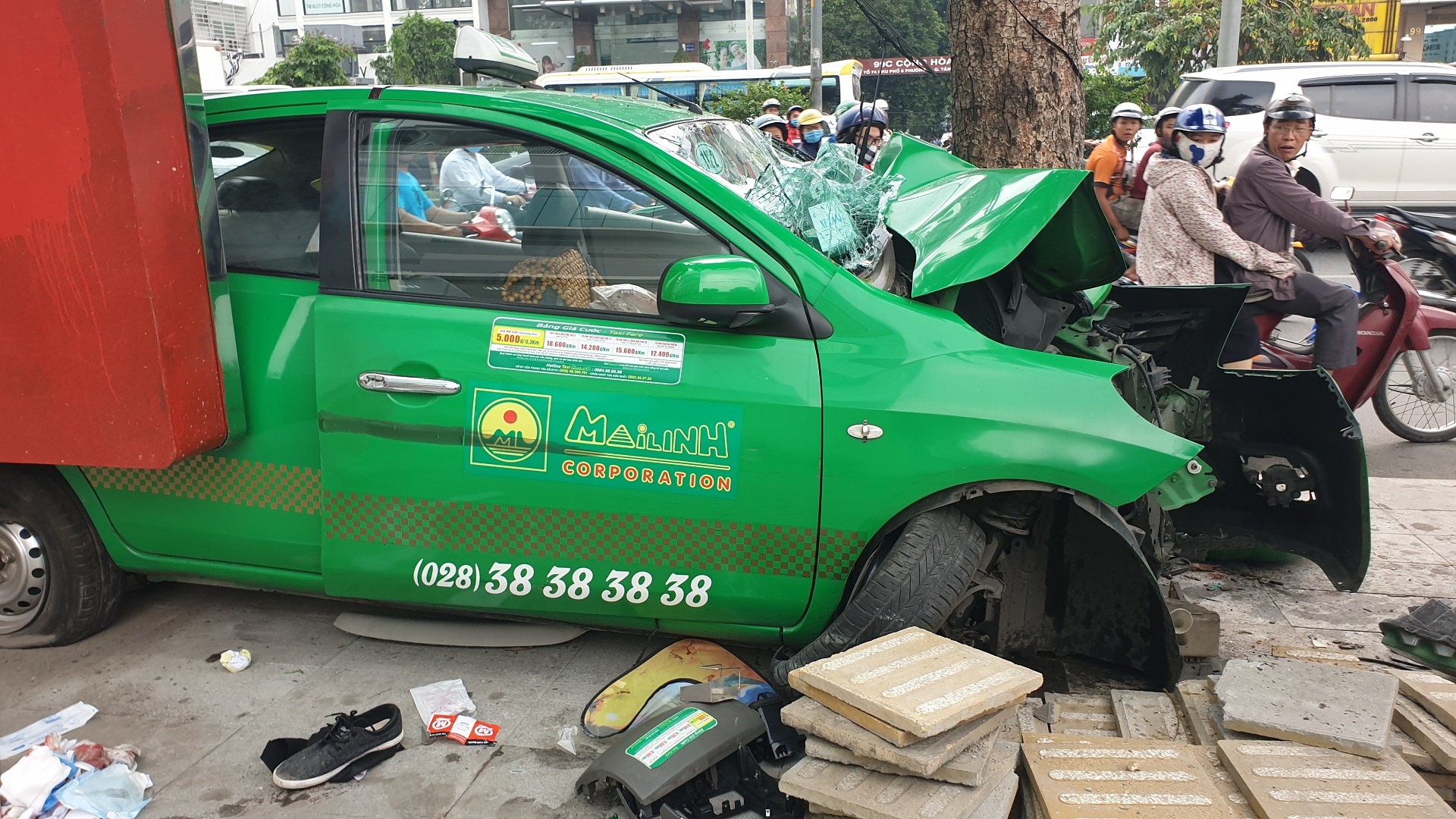 Taxi tong lien hoan 2 oto o Sai Gon, 2 nguoi bi thuong nang hinh anh