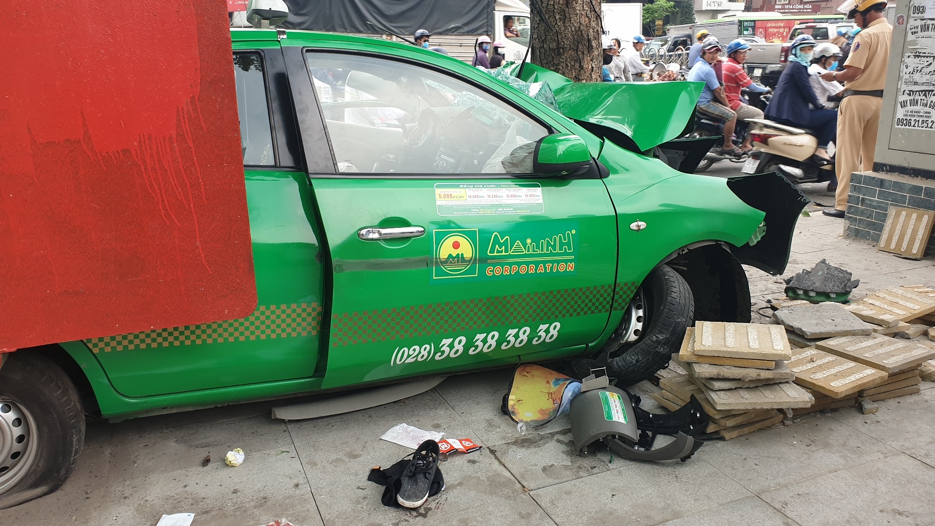 Hien truong vu taxi gay tai nan lien hoan o Sai Gon hinh anh