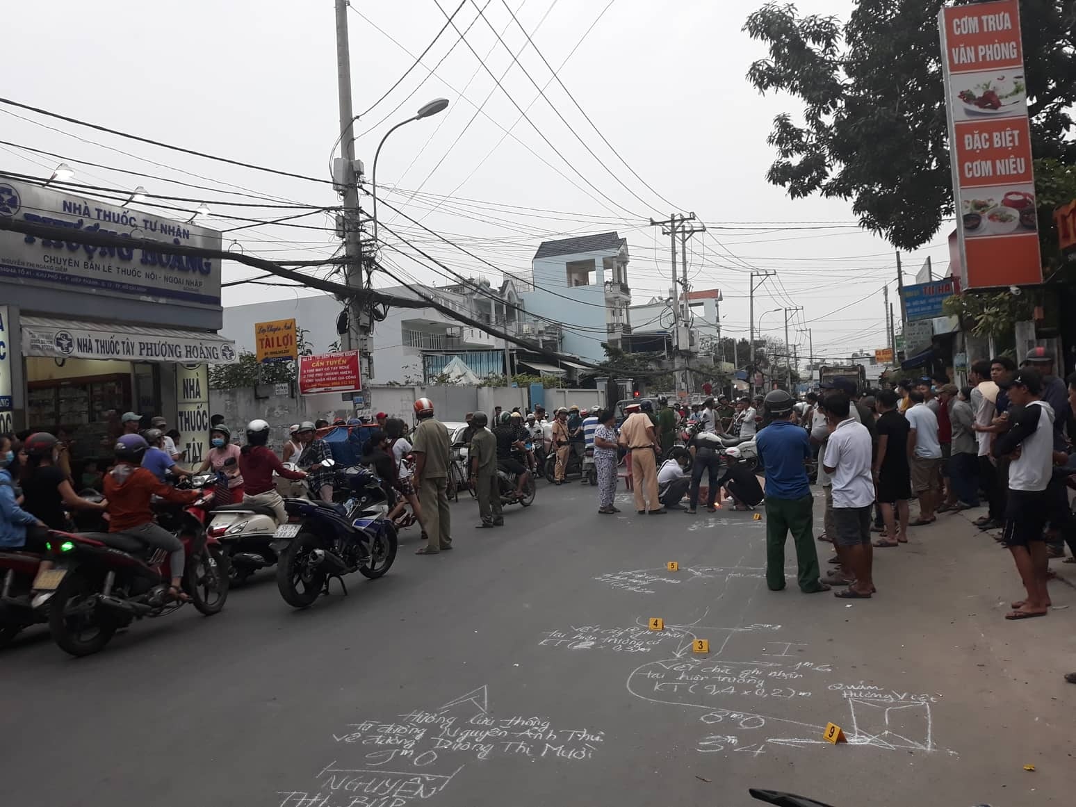 2 thanh nien bi xe cho rac can tu vong o Sai Gon hinh anh