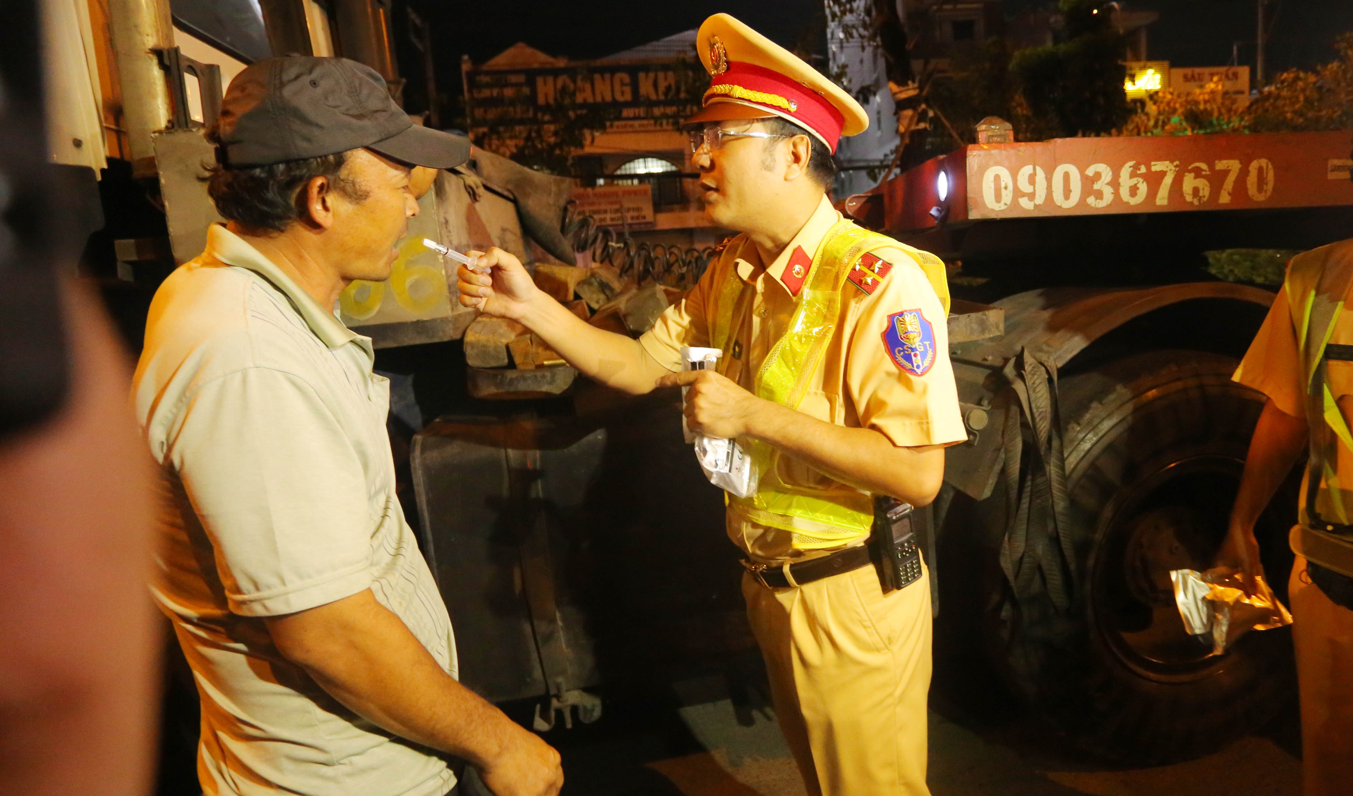 Tai xe duoc CSGT kiem tra ma tuy trong vong 7 phut o Sai Gon hinh anh