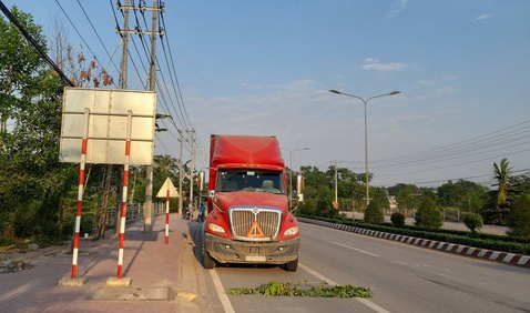 Cap vo chong tu vong, 2 con bi thuong sau tai nan o Binh Duong hinh anh