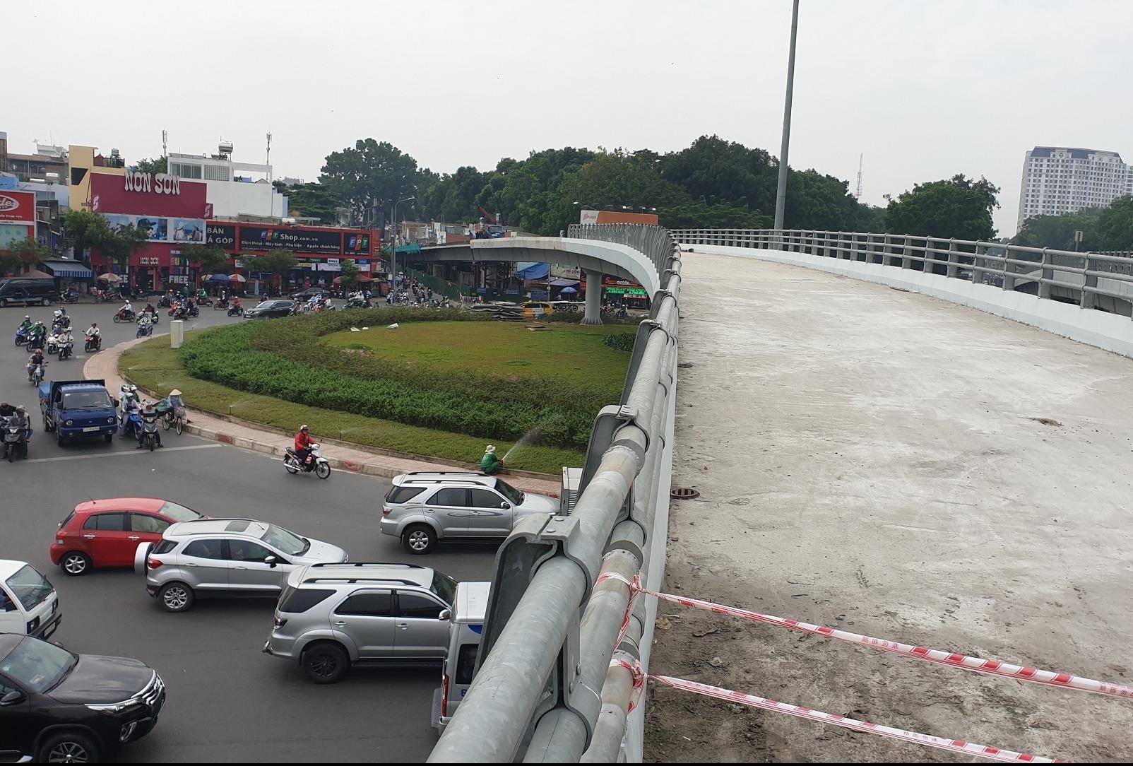 Thong xe cau vuot Nguyen Kiem sau hon 10 thang tam ngung thi cong hinh anh