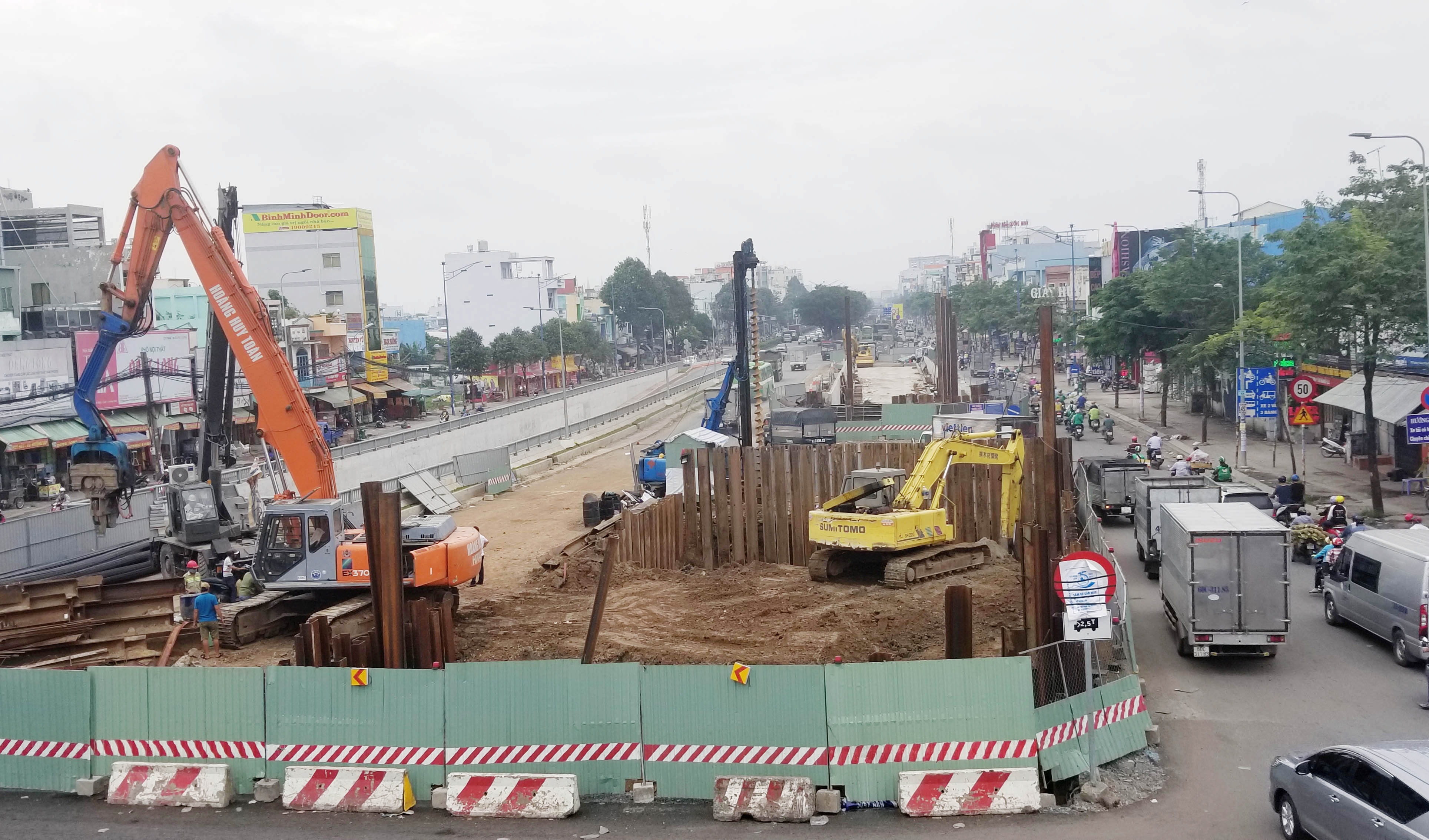 TP.HCM ngung dao duong, tang tuyen xe dip nghi le 30/4 hinh anh