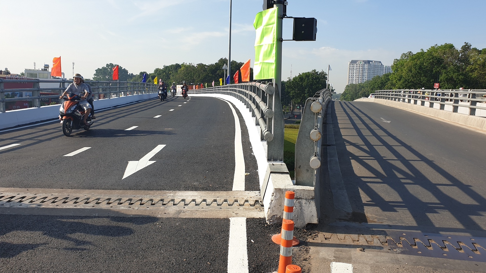 Thong xe cau vuot Nguyen Kiem giai toa un tac duong vao Tan Son Nhat hinh anh