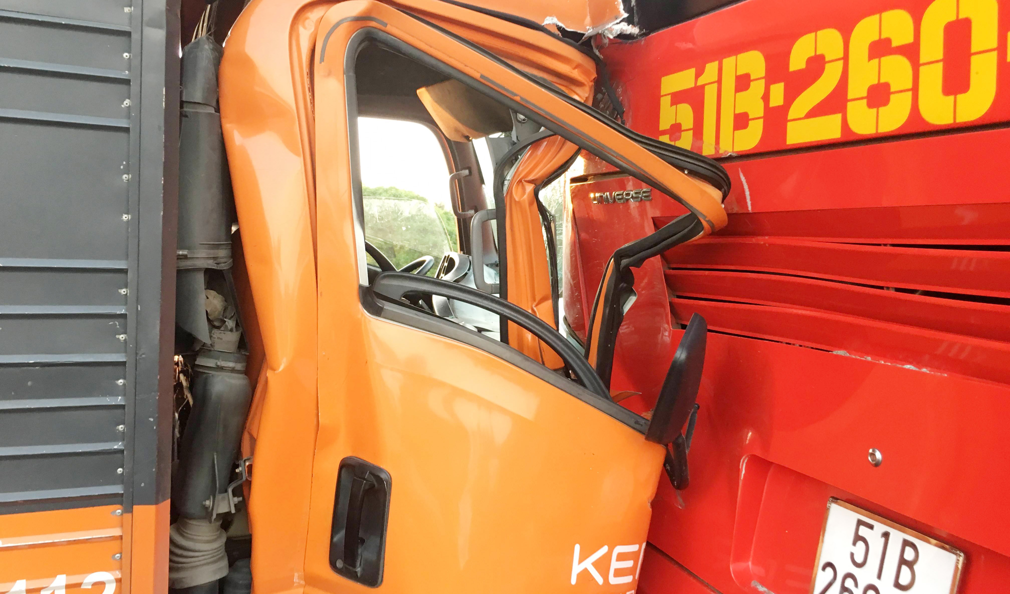 Oto cho hang tong xe khach cho hon 20 hoc sinh hinh anh