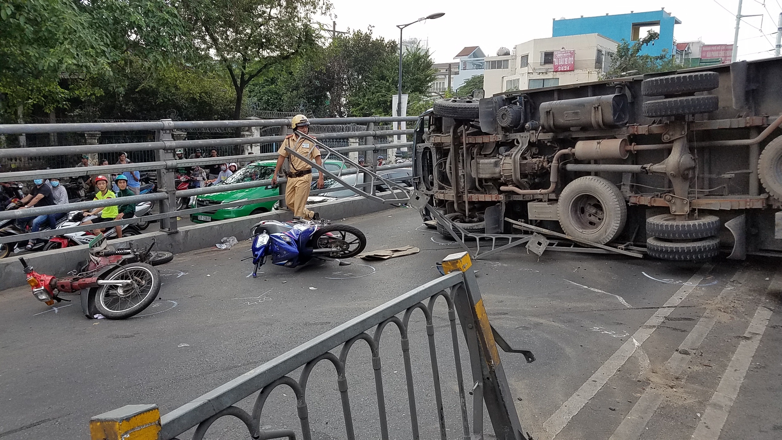 Xe tai lat tren cau vuot Cay Go, 2 nguoi bi thuong hinh anh