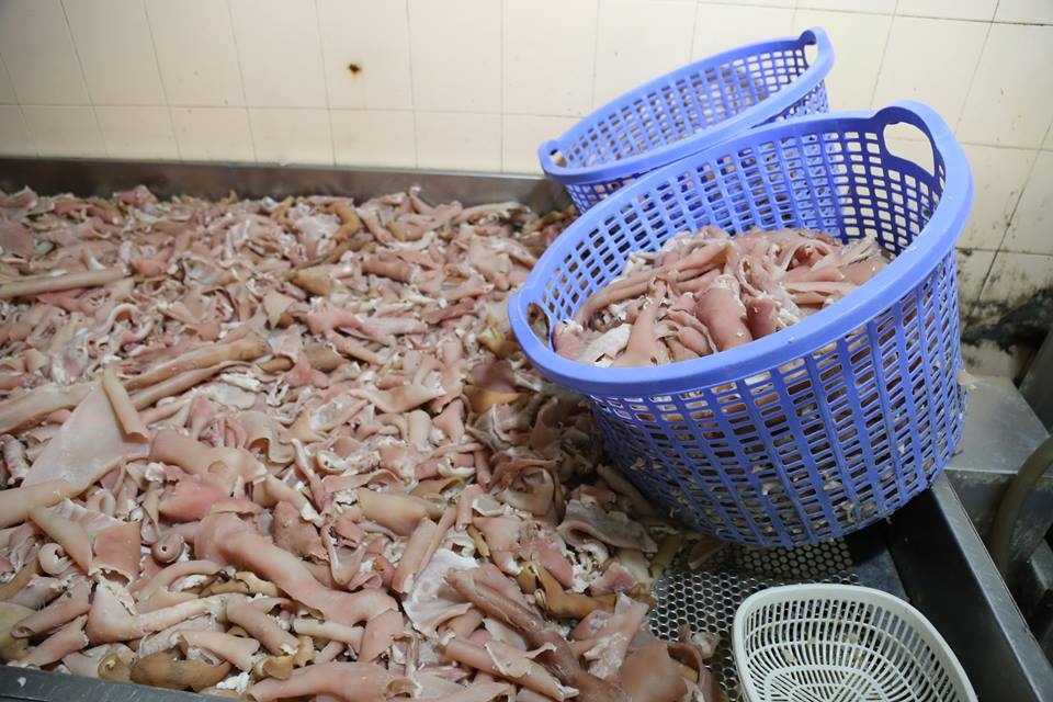 Tieu huy 2 tan nguyen lieu nem chua ban o Sai Gon hinh anh