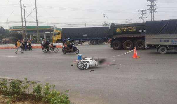 Nguoi dan chan xe dau keo container bo chay sau tai nan chet nguoi hinh anh