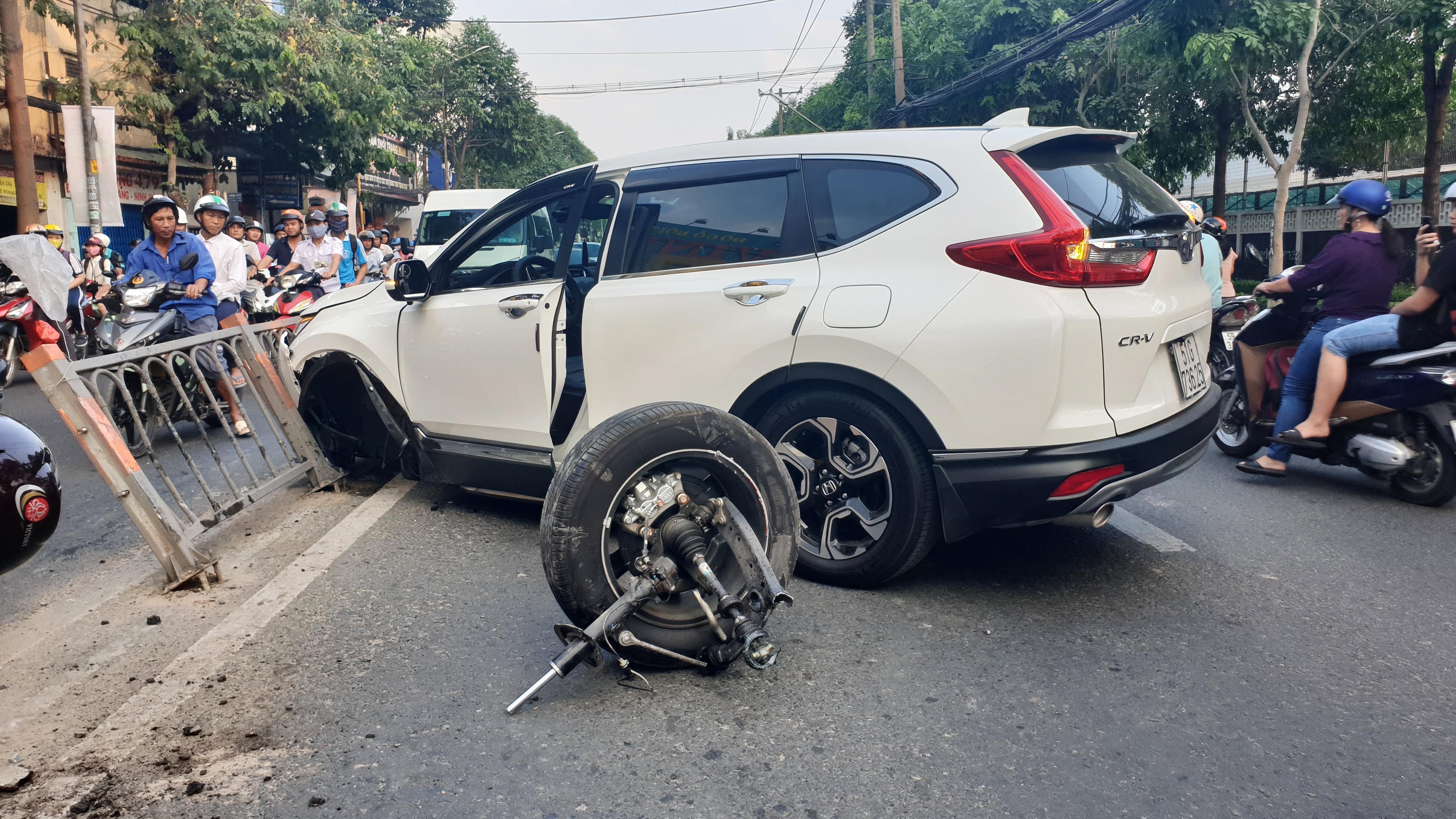 Tong dai phan cach, Honda CR-V rot banh o Sai Gon hinh anh