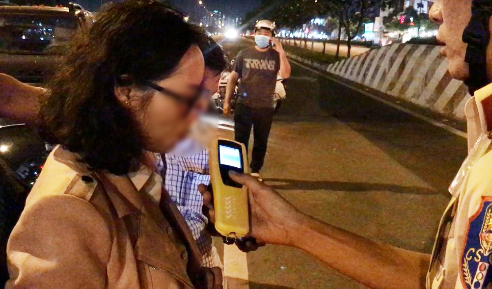 Nu tai xe vi pham nong do con, co thu trong oto sau khi gay tai nan hinh anh