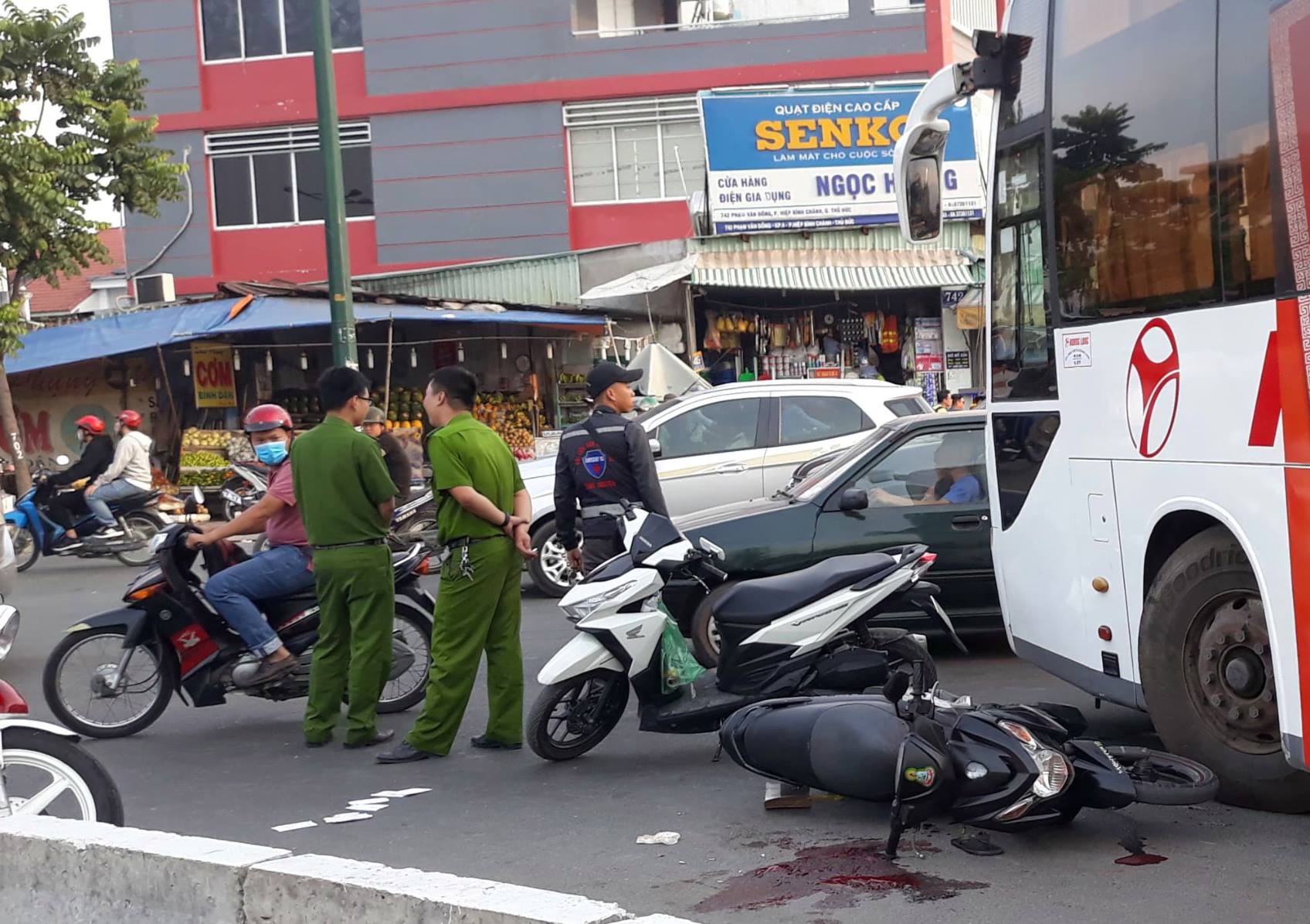 Nam thanh nien bi oto can gay doi chan o Sai Gon hinh anh