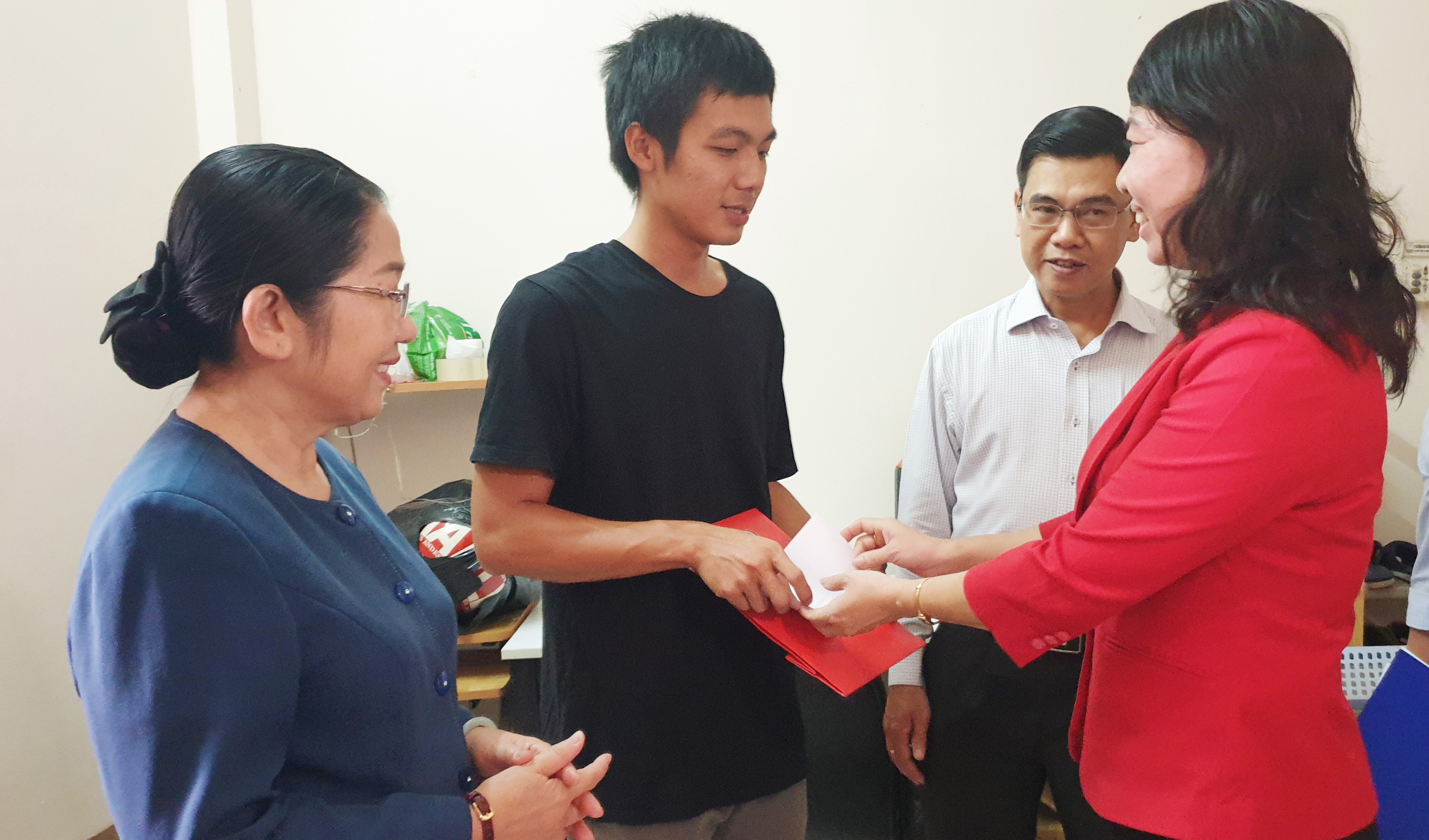 Cu dan so tan khoi chung cu nghieng 45 cm toi noi o moi hinh anh