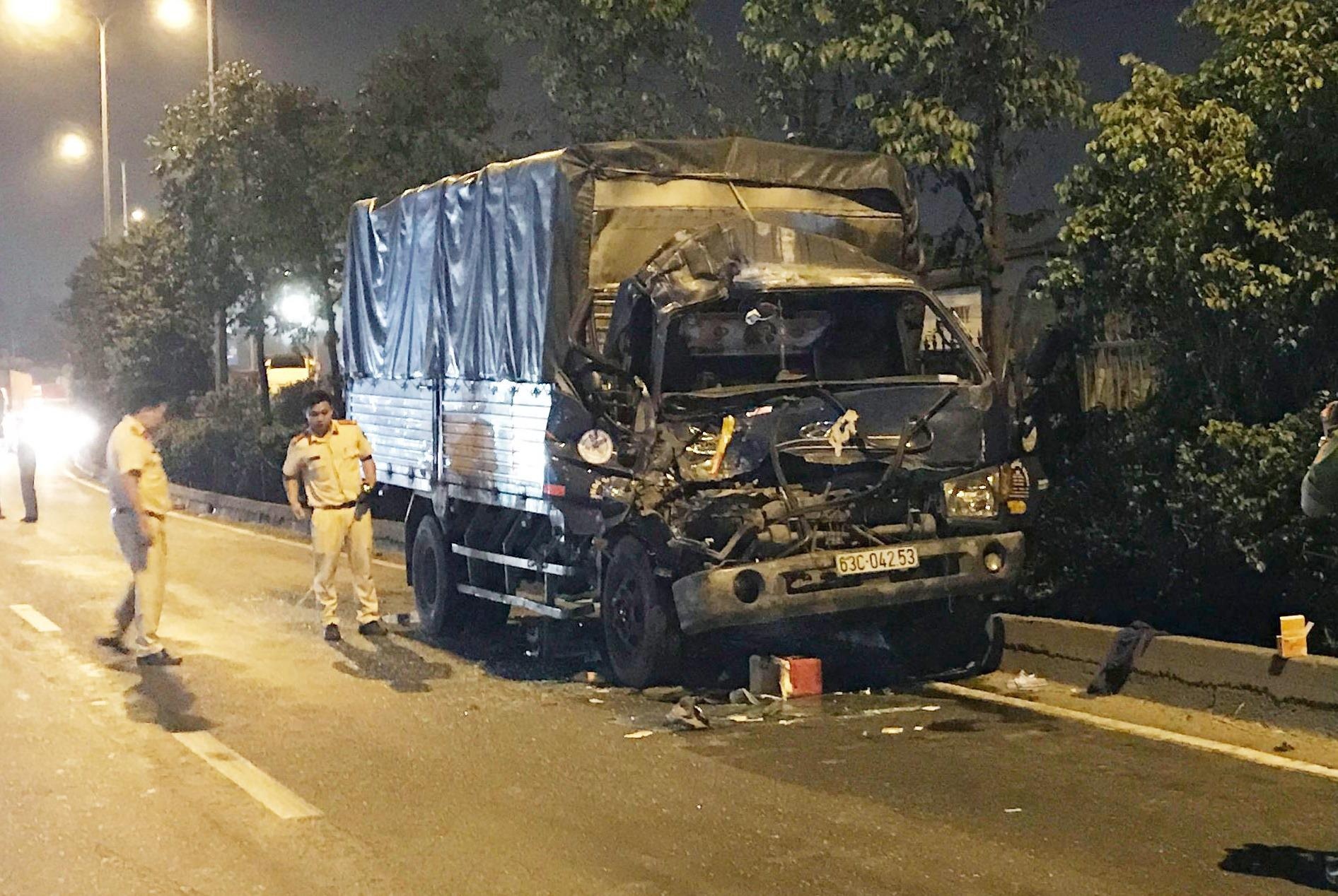 Oto tai tong duoi xe container dung den do o Sai Gon, 1 nguoi chet hinh anh