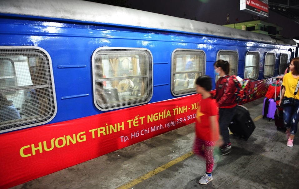 Tau khong kip quay dau, hang tram hanh khach va vat o Ga Sai Gon hinh anh