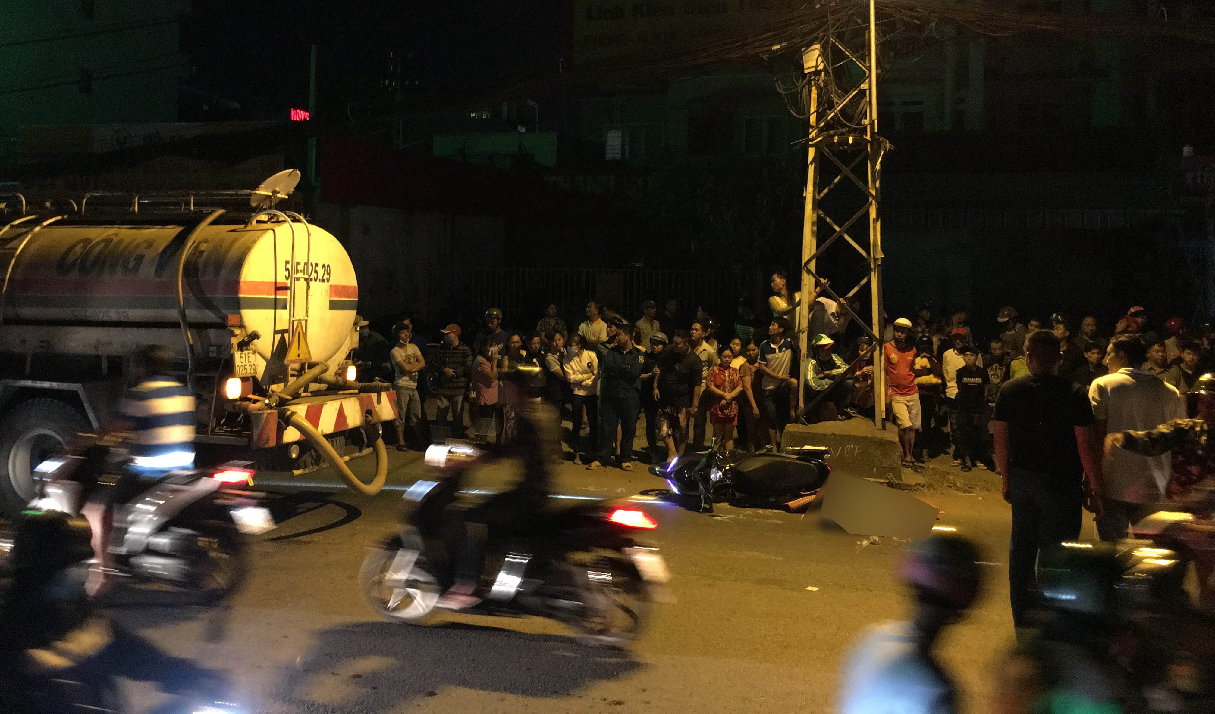 Va cham xe bon cho nuoc, mot phu nu tu vong trong dem o Sai Gon hinh anh