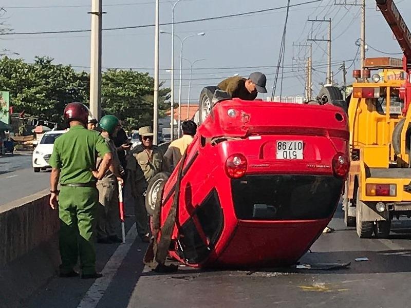 Oto con bi xe ben tong lat ngua, un 20 m tren quoc lo hinh anh