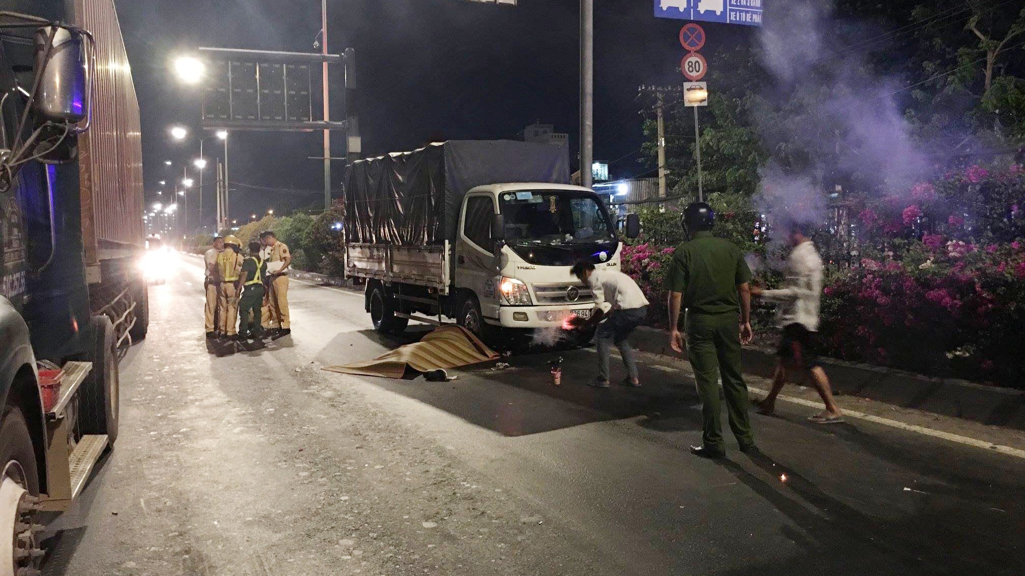 Vang ra sau cu huc vao xe dau keo, nam thanh nien bi tong chet hinh anh