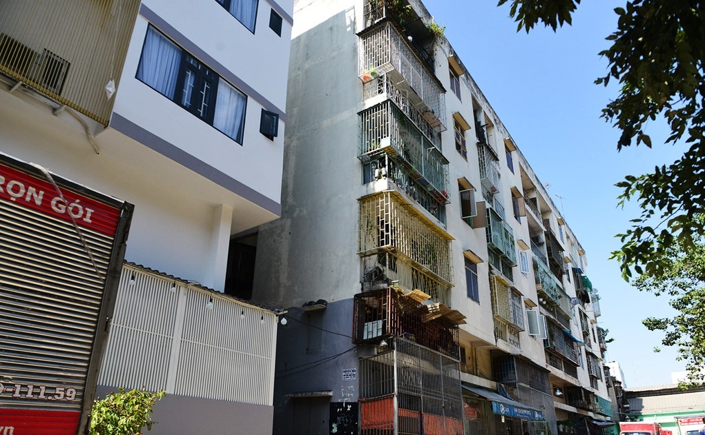 Dan dong y dap bo chung cu nghieng gan nua met o Sai Gon hinh anh