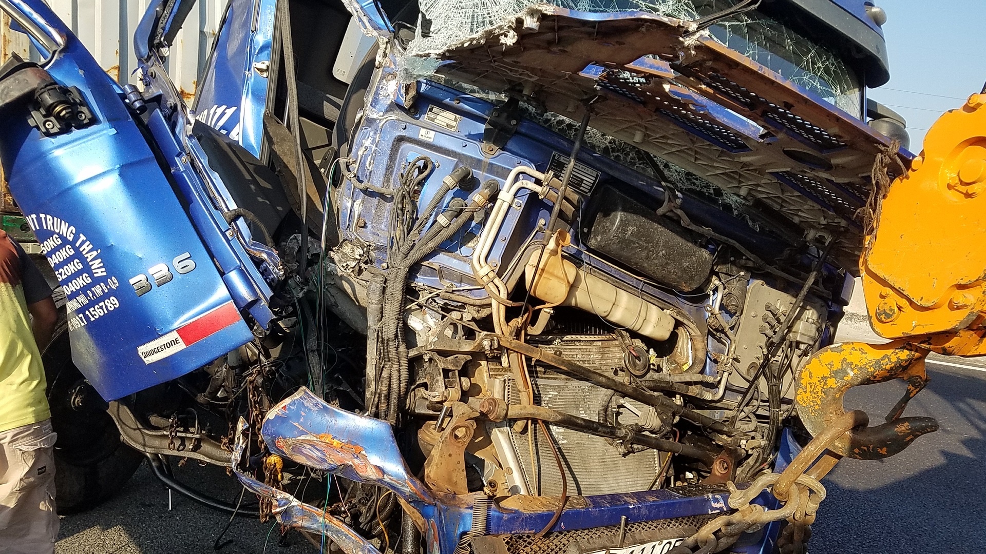 3 xe container tong lien hoan tren cao toc TP.HCM - Trung Luong hinh anh