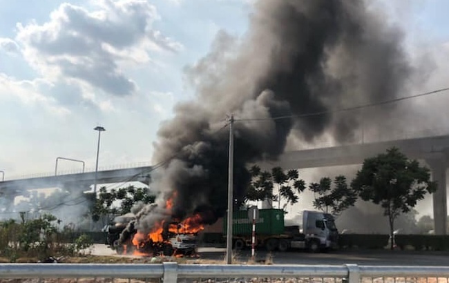 Xe bon chay ngun ngut tren xa lo Ha Noi, giao thong un tac hon 3 km hinh anh