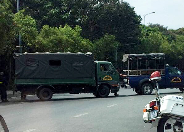 Duong ra vao san bay Tan Son Nhat un tac vi chiec vali vo chu hinh anh