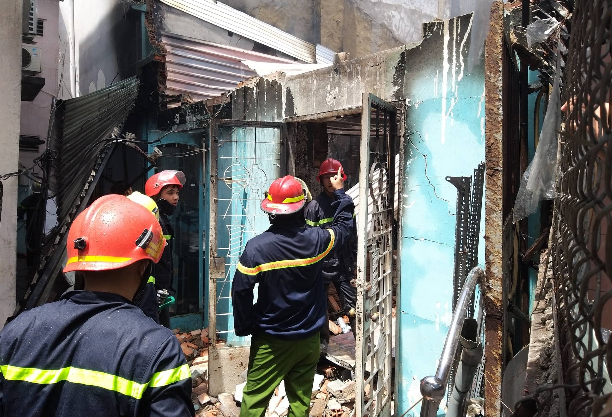 2 can nha chay rui giua trua, nhieu nguoi om tai san thao chay hinh anh