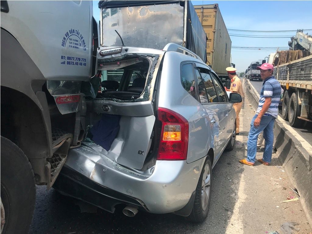 Quoc lo 1 ket xe hon 2 gio sau tai nan lien hoan giua 4 oto hinh anh