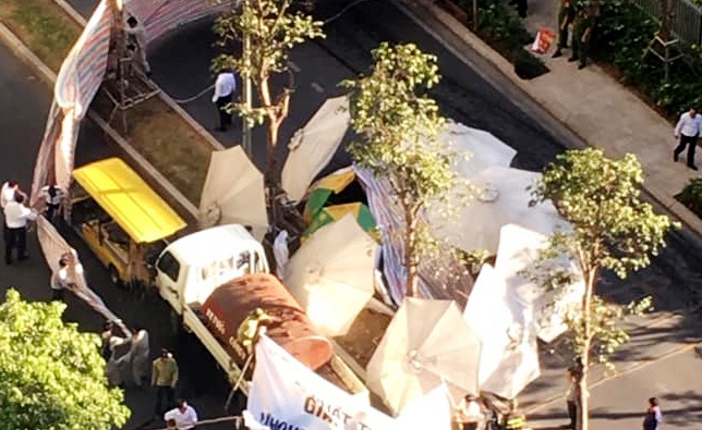 Mot du khach nuoc ngoai nghi tu tu o Sai Gon hinh anh