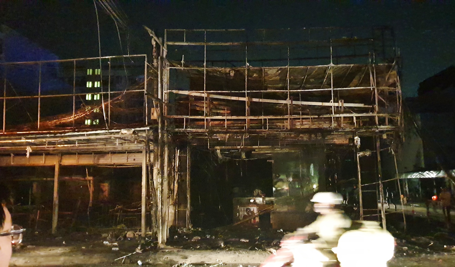 Shop thoi trang va kinh mat bi lua thieu rui trong dem o Sai Gon hinh anh