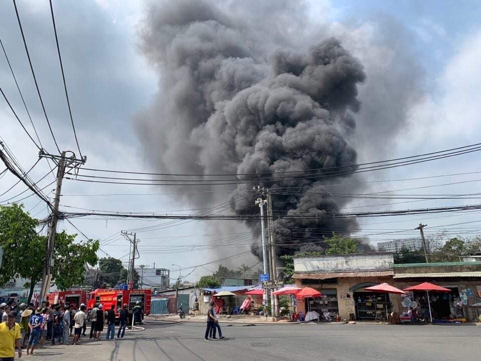 Chay xuong phe lieu, nhieu nguoi om tai san thao chay giua trua hinh anh