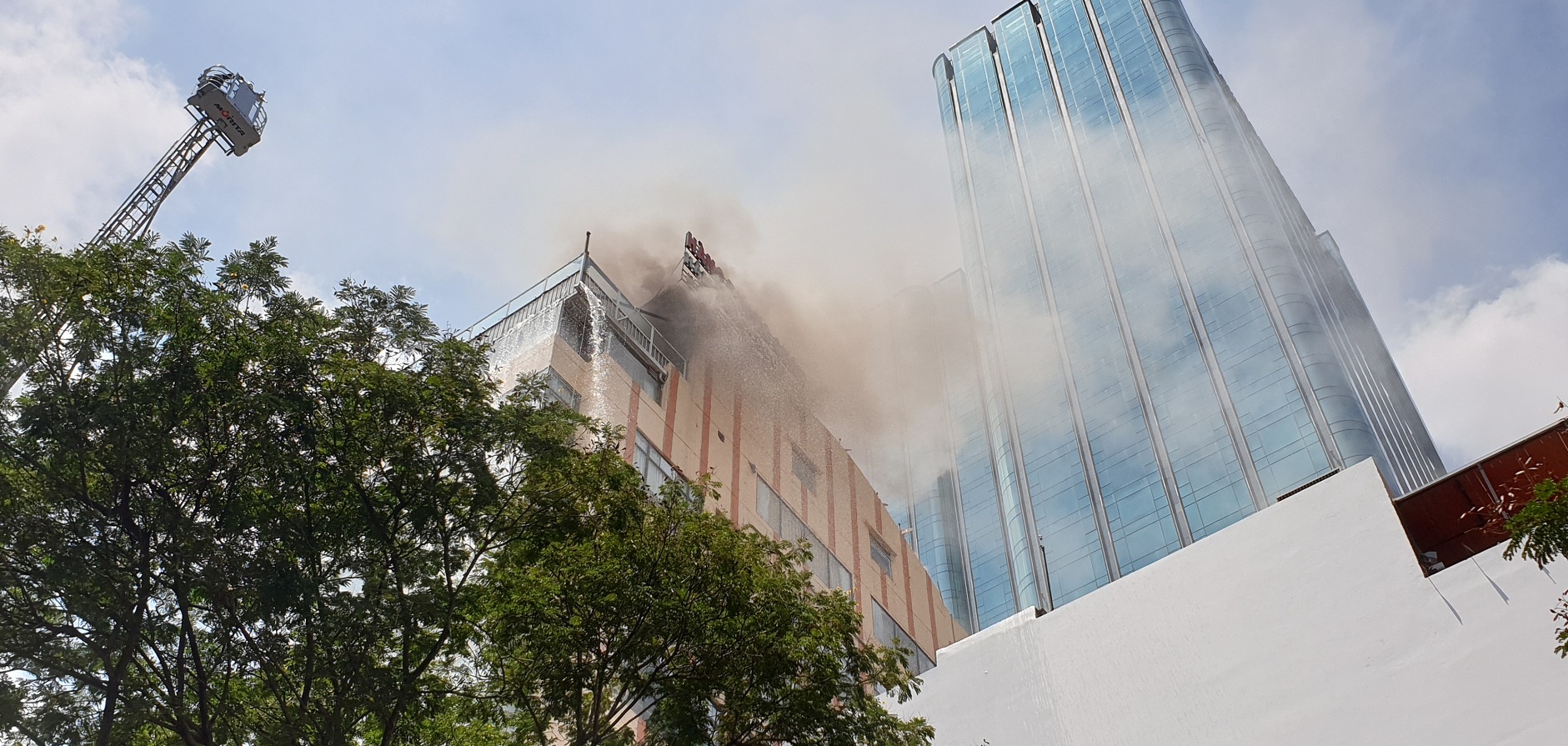 3 thanh nien du day thoat khoi dam chay o Sai Gon hinh anh