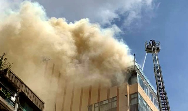 3 thanh nien du day thoat khoi toa nha chay gan pho di bo Nguyen Hue hinh anh