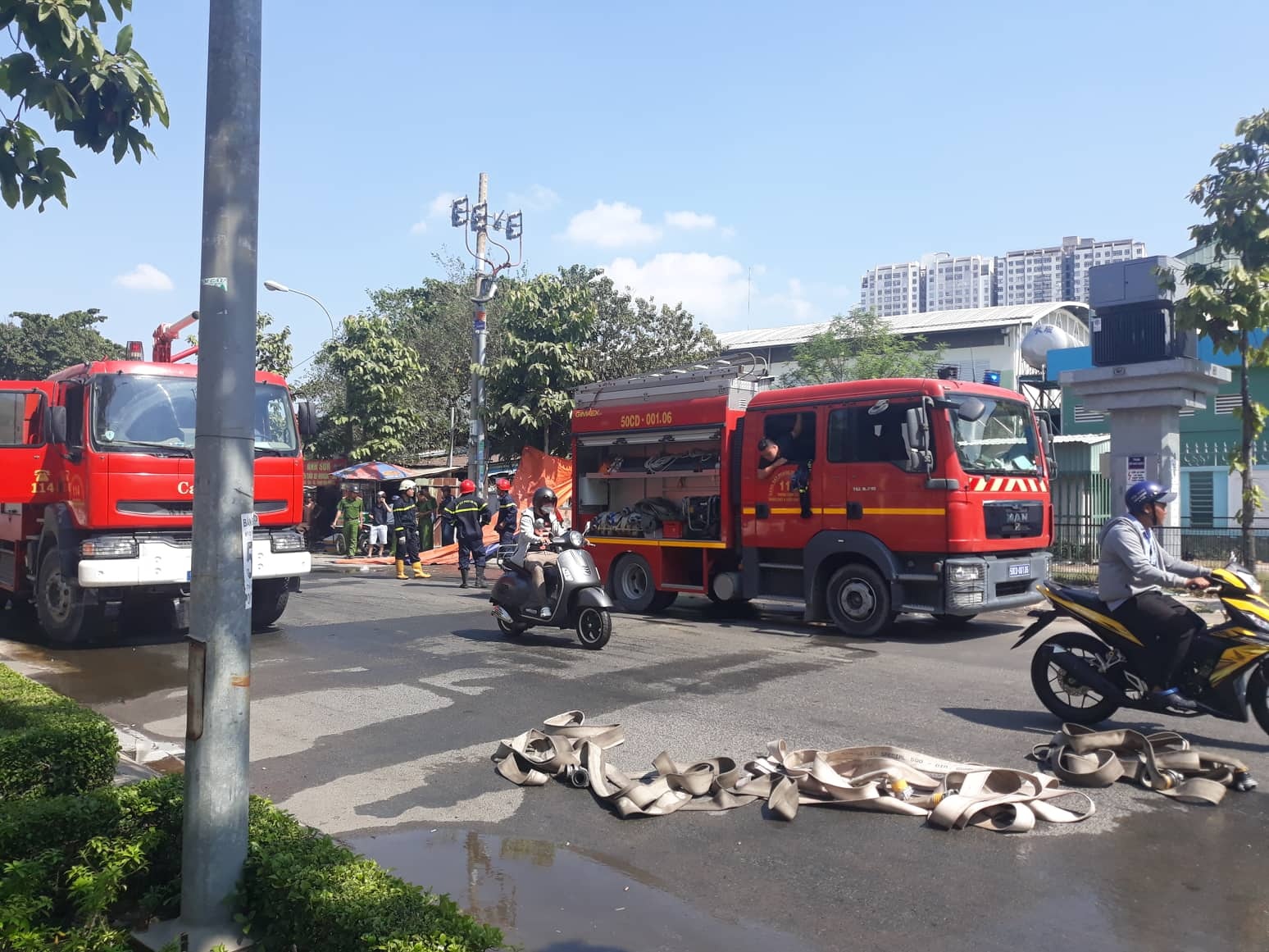 4 xe may chay tro khung trong tiem sua xe o Sai Gon hinh anh