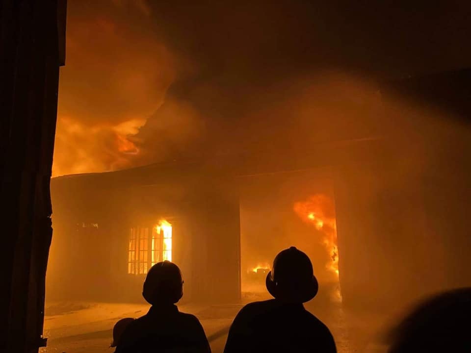 Kho hang chua dau nhot chay ngun ngut trong dem o Sai Gon hinh anh