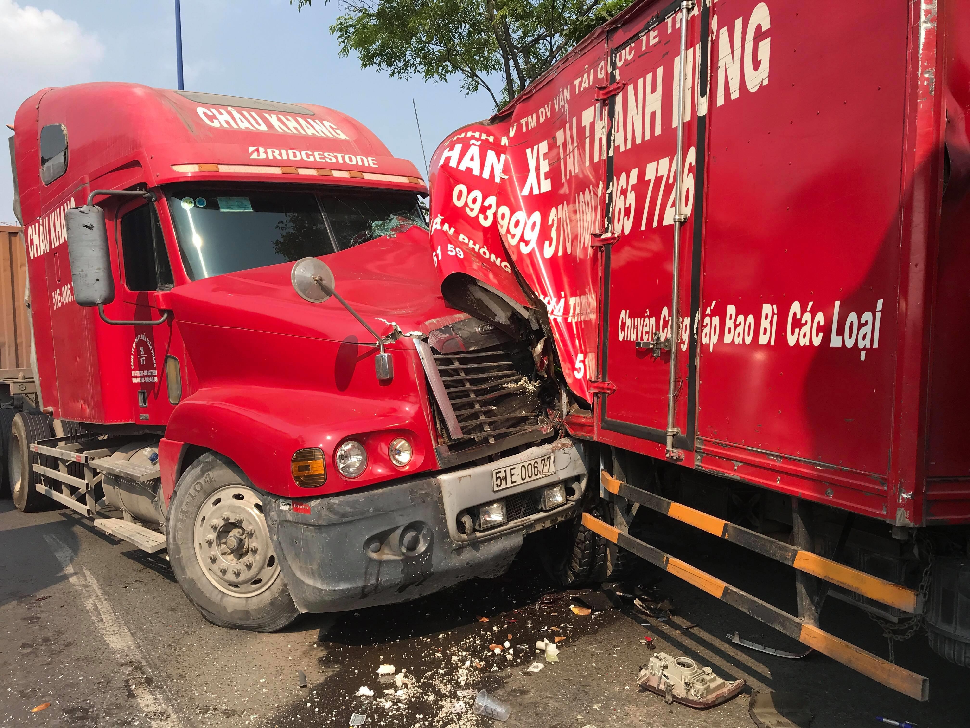 Xe dau keo gay tai nan lien hoan o Sai Gon, 2 nguoi nhap vien hinh anh