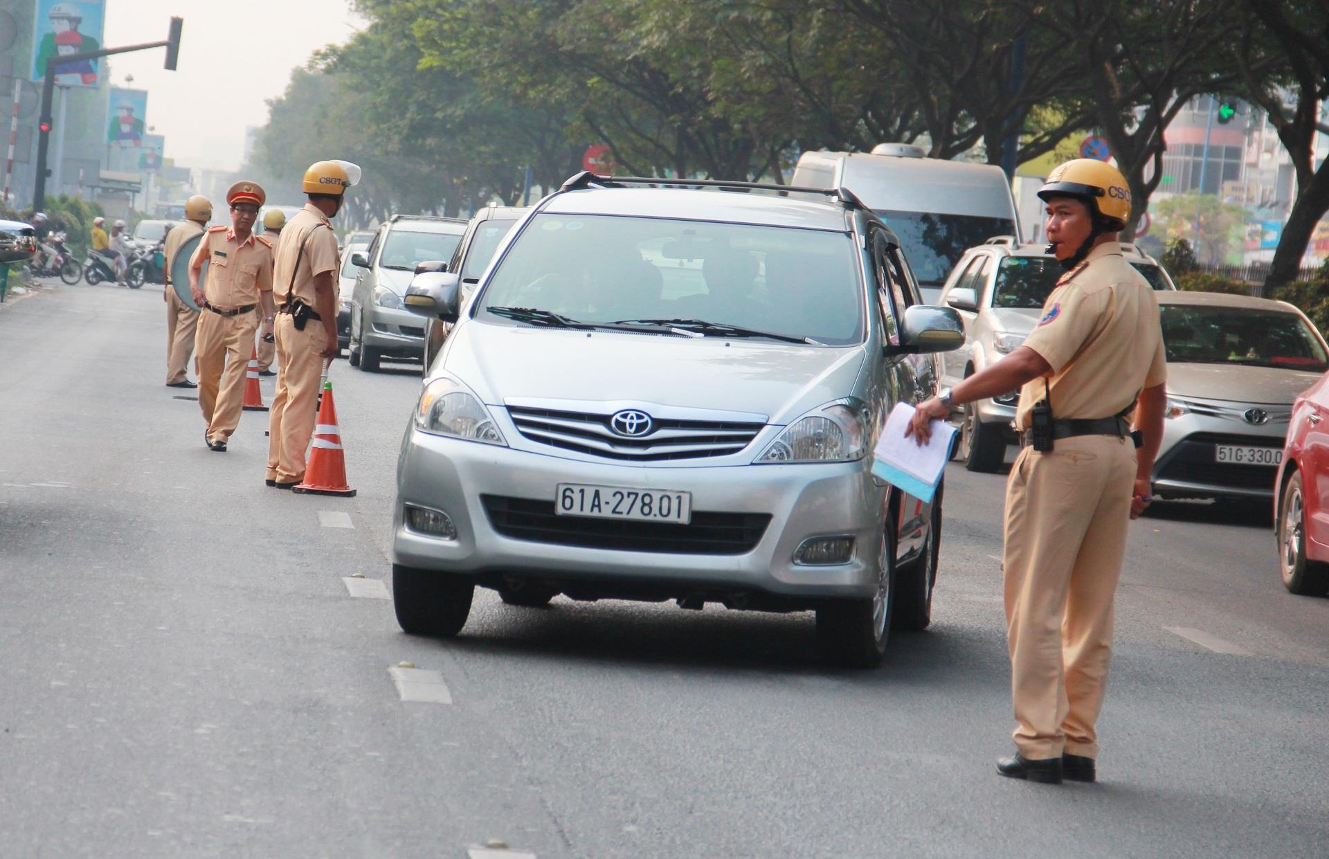 Tai xe ngo ngang khi CSGT ra quan xu phat nguoi khong that day an toan hinh anh