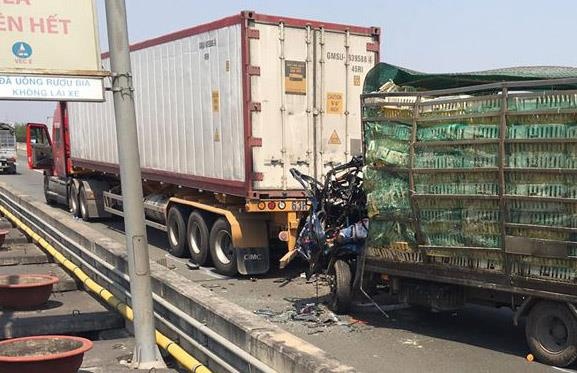 Oto tai tong xe dau keo tren cao toc Long Thanh, 2 nguoi chet hinh anh