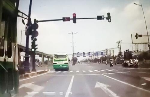 Xe buyt vuot den do khien xe bon suyt gay tai nan o Sai Gon hinh anh