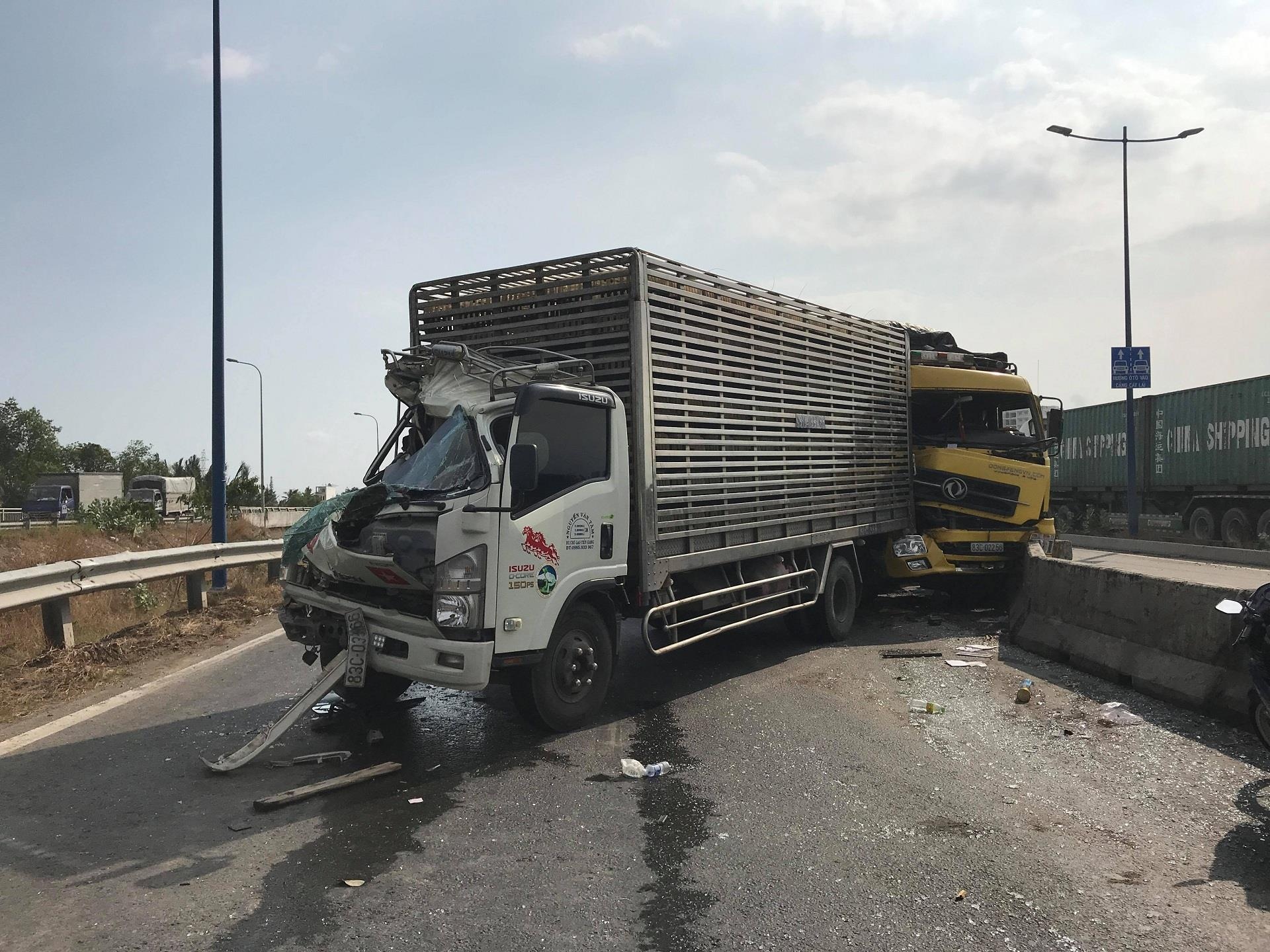 Tai nan lien hoan giua 3 xe tai, giao thong un tac hon 3 km o Sai Gon hinh anh