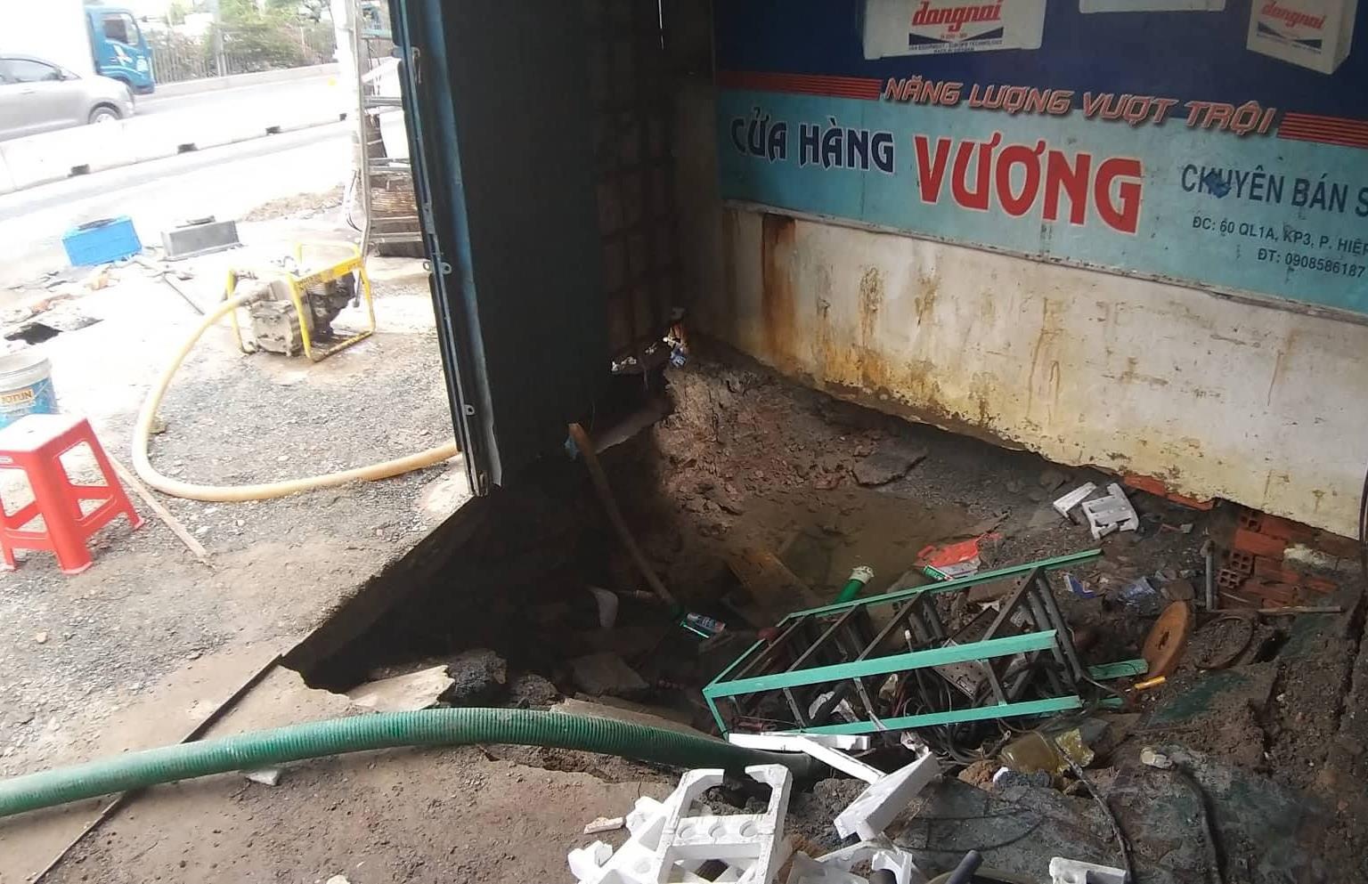 Vo duong ong cap nuoc cho 3 quan o Sai Gon hinh anh