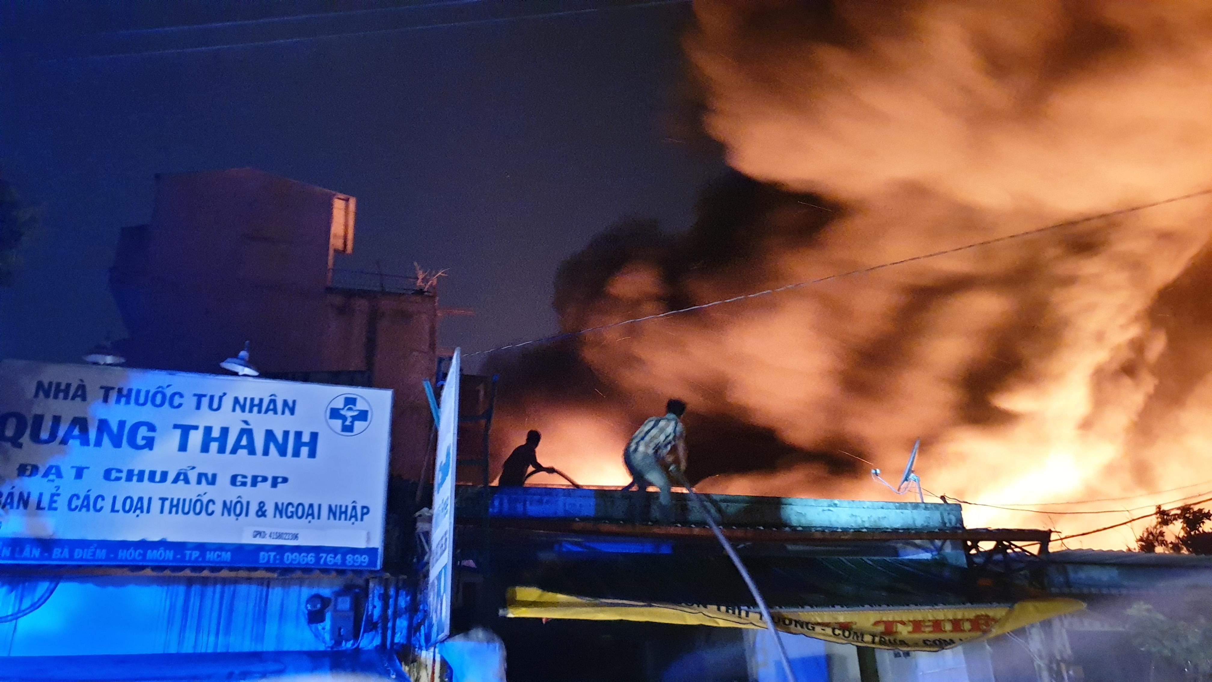 Chay nha xuong trong dem o Sai Gon hinh anh