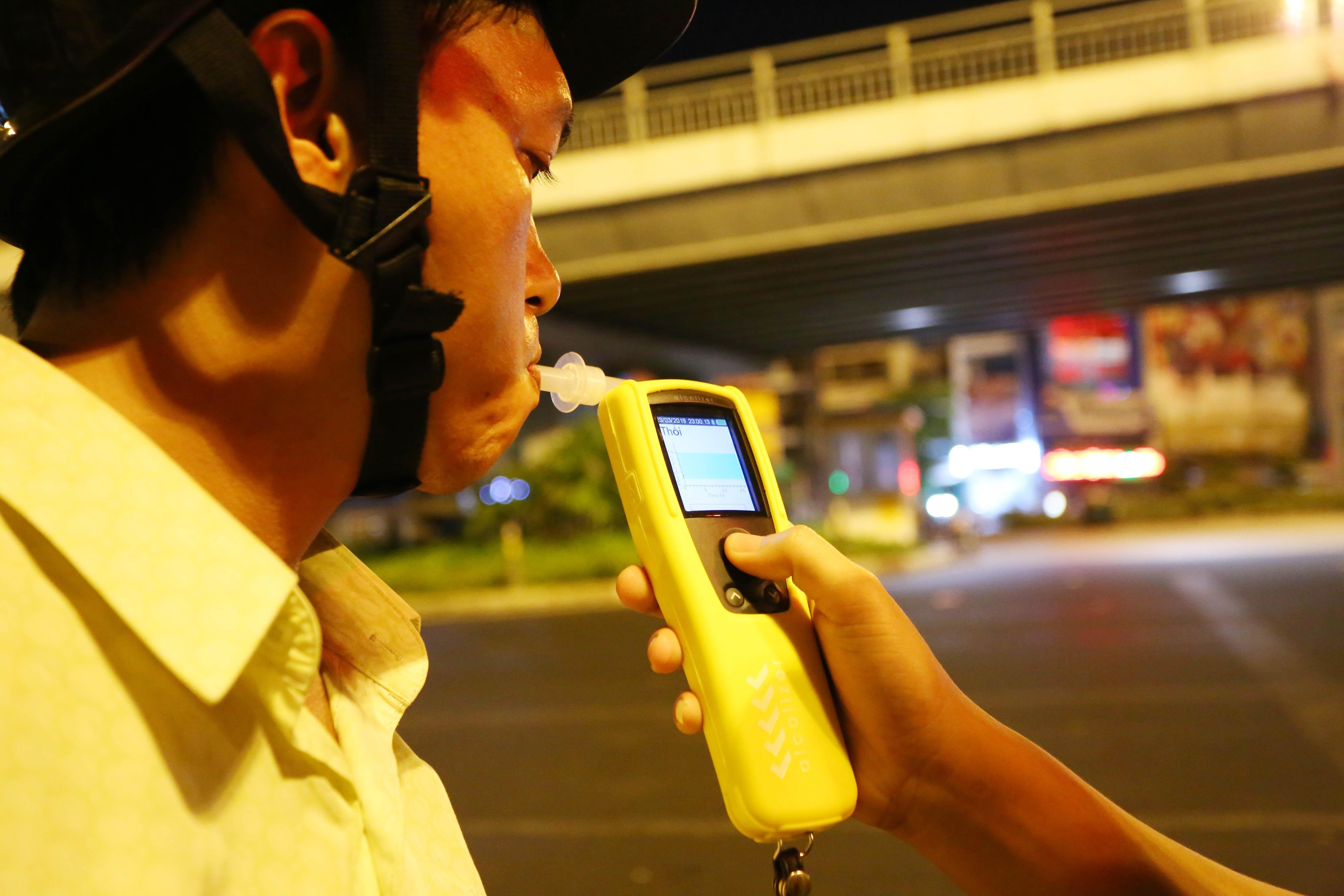 Nhau qua chen, tai xe bi tam giu xe giua khuya o Sai Gon hinh anh