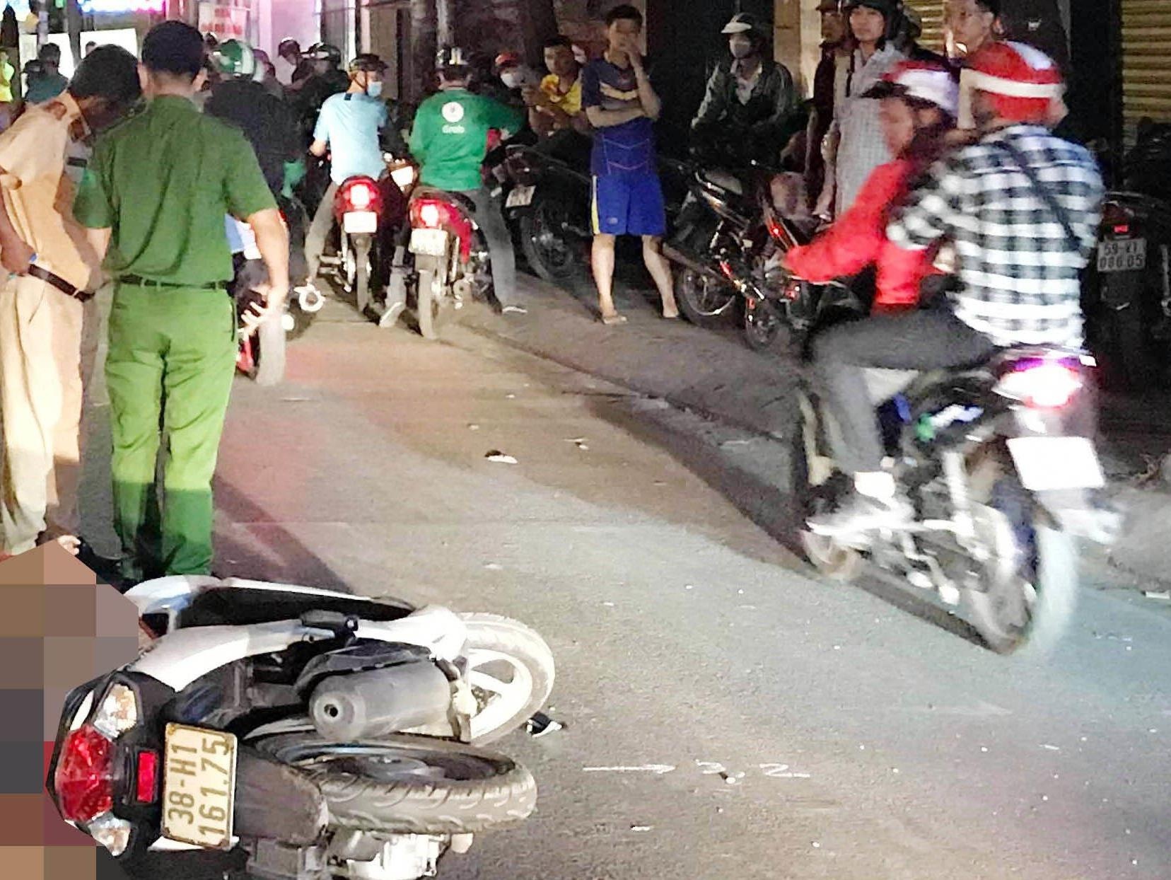 Nguoi phu nu bi xe rac can tu vong trong dem o Sai Gon hinh anh